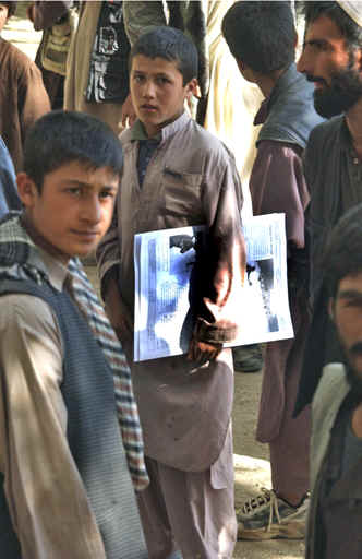 AfghanBoywNewspapers89.jpg (208456 bytes)