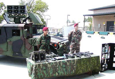 MC3manTeam2.jpg (54598 bytes)